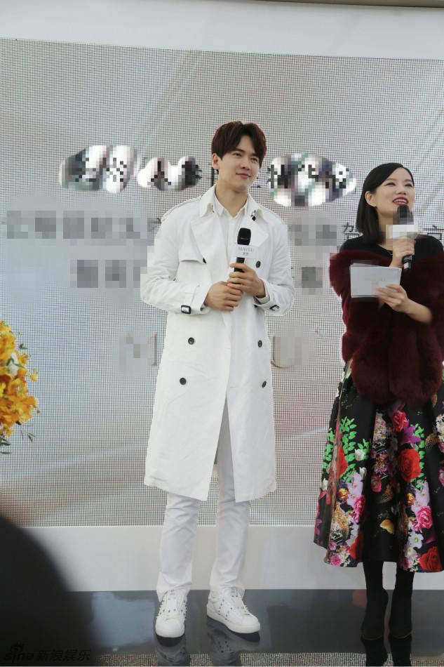 玉树临风高云翔，仙女下凡小酒窝，爹帅闺女那叫一个俊俏，养眼的父女俩。