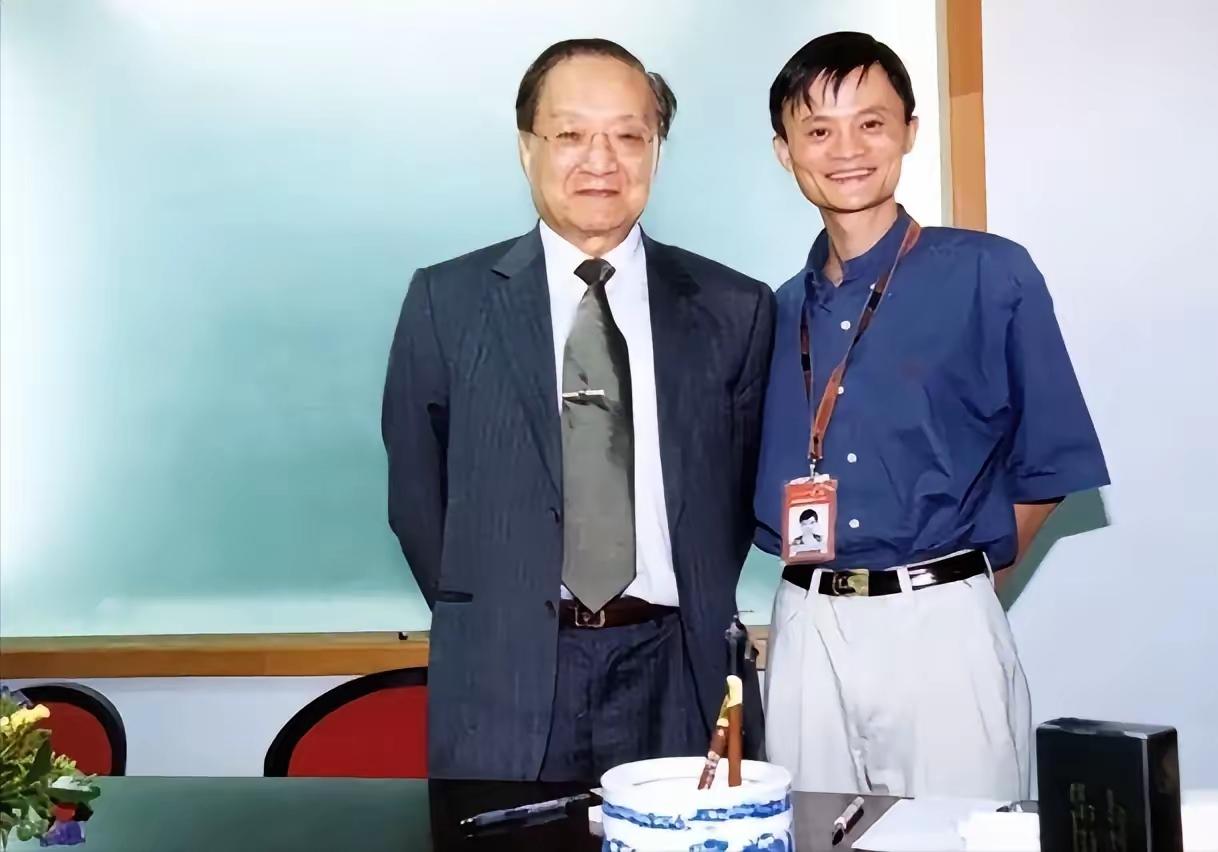 2000年，马云见到偶像金庸兴奋不已，赶紧拿出小说求签名，没想到金庸连连摆手“不