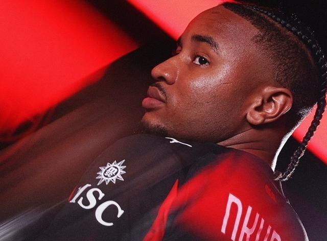 1500万欧元，买了个观众。队内第一高薪的恩昆库，被教练组直接钉在了板凳上。