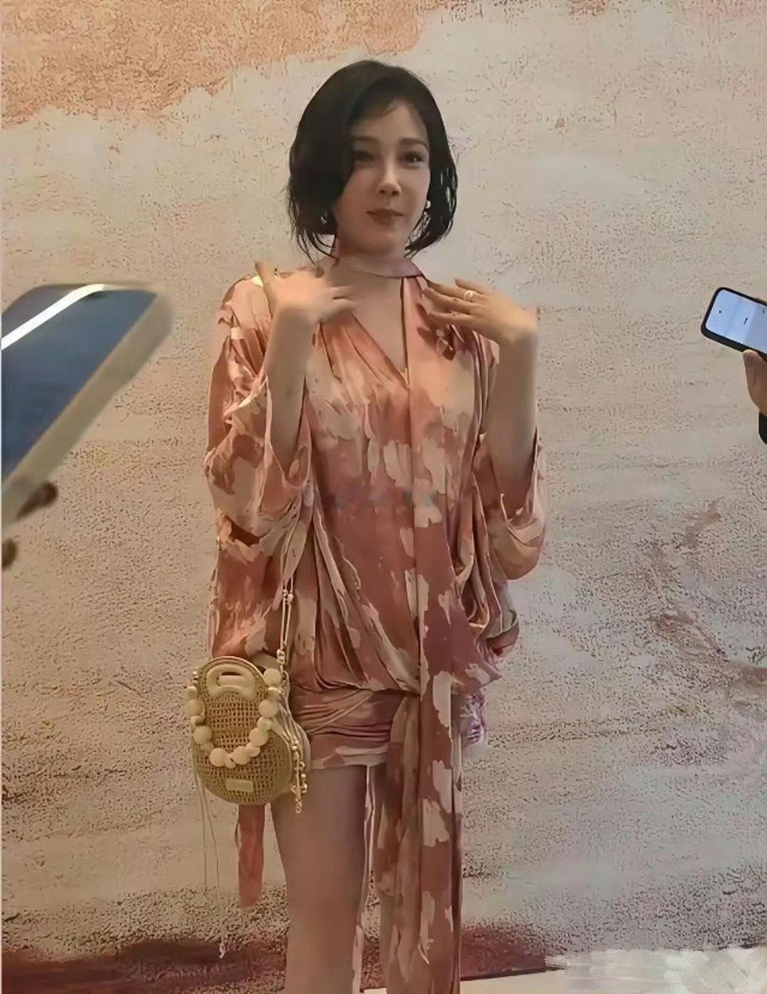 太夸张了，陈小纭的大腿小腿几乎一样细​​​
