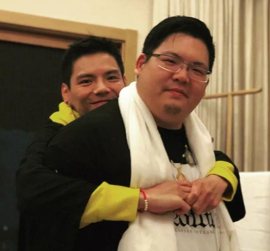 向家的两个儿子，怎么都这么“与众不同”呢？哥哥向佐在新加坡穿着厚重的棉袄，踩