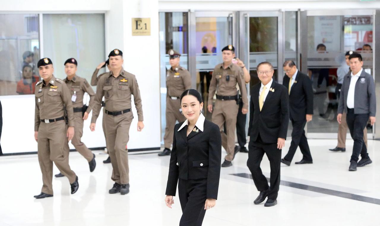 【泰总理命运今日裁决！佩通坦缺席法庭，政府大厦远程听判】泰国被停职总理佩通坦今