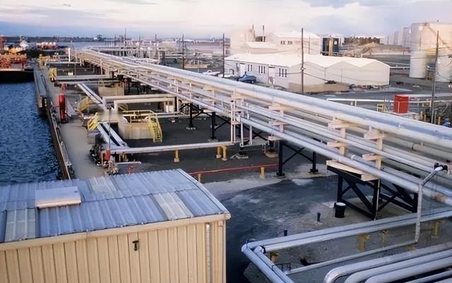 哈萨克斯坦的石油，有个毛病。家门口就是全世界最大的买家——中国，但它偏要把八成的