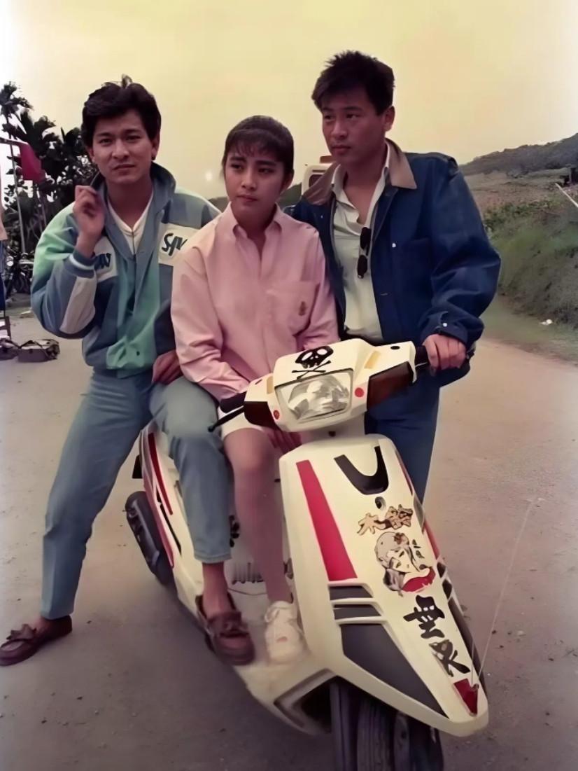 全网能同时认出他们仨的，应该不多吧.