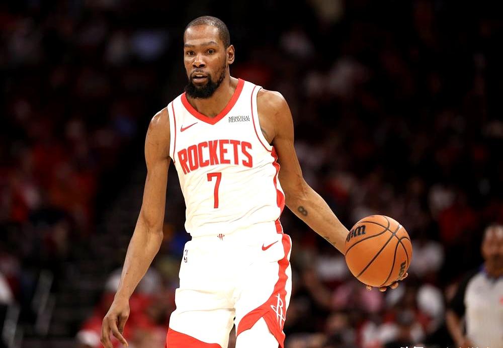 杜兰特这步棋，太狠了！刚加盟火箭，转头就跟球队签了个新合同。本来能拿两年