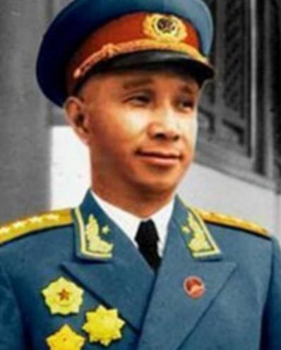 1960年，毛主席邀已被撤职的粟裕前来参加上海政治局扩大会议，会前曾对他说“你