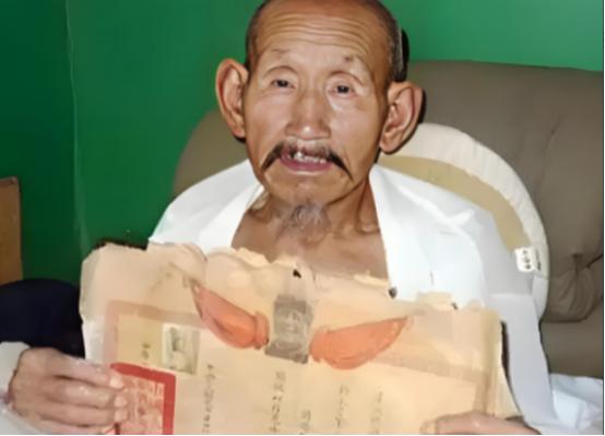 🌞1994年冬，几名法院工作人员在河南一处小村庄中找到一个欠债老人。谁知，
