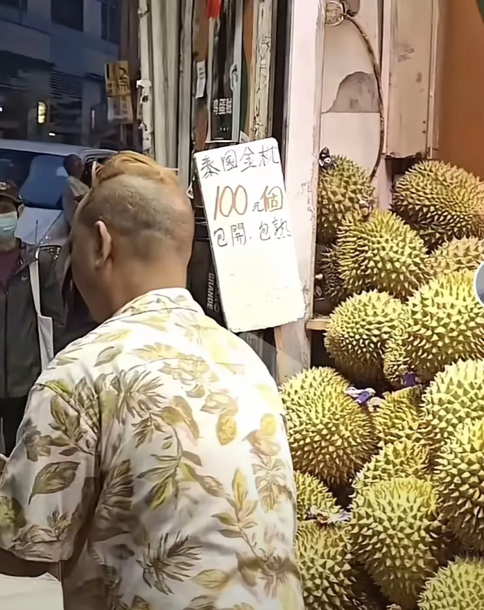 香港，有一名女子跟朋友到香港旅游，经过一家水果店的时候，发现香港的榴莲特别便宜，