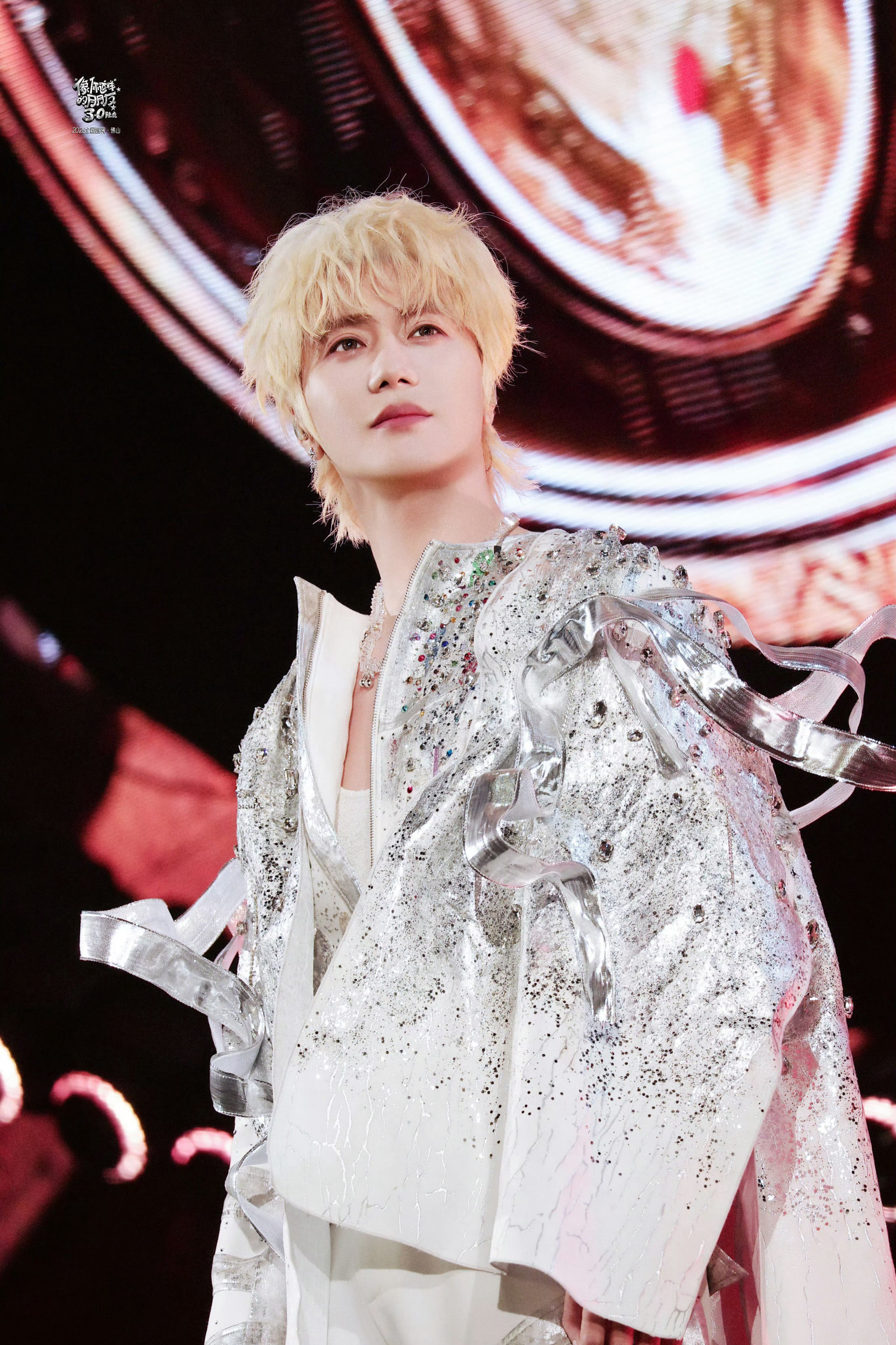 陆虎人到40染白毛白毛配这套造型是银河王子来的！