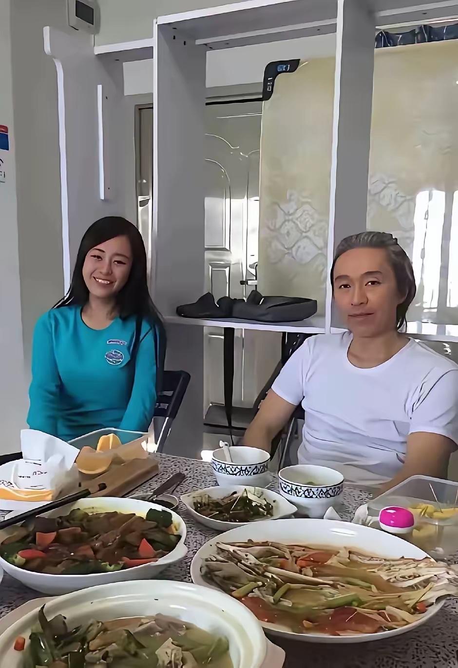 周星驰旁边女士是谁？非常漂亮