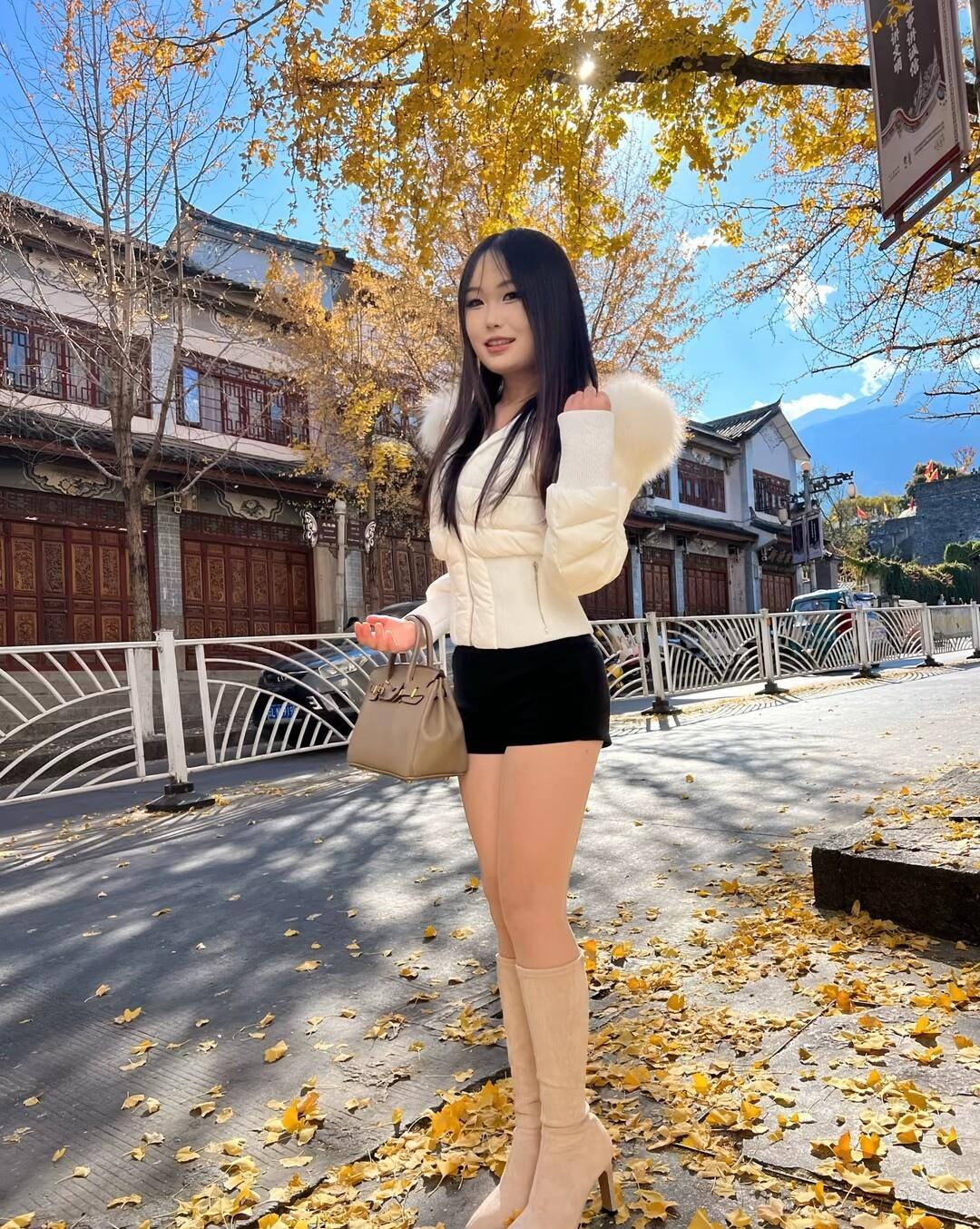 秋日暖阳下，漫步古街，感受岁月静好。🍂🍁🍂