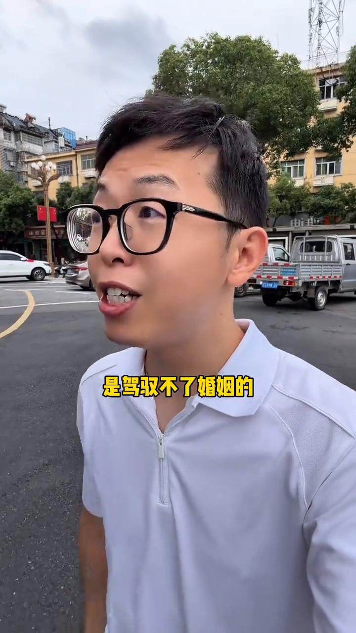 事实证明两个聪明人加在一起是驾驭不了婚姻的。婚姻往往是一个聪明人带着个小笨蛋，幸