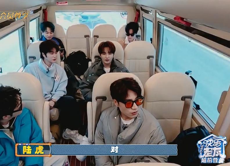 感觉陈楚生安静的自成一体，兄弟几个很难走近他，而他也走不进其他哥几个热闹的氛围里