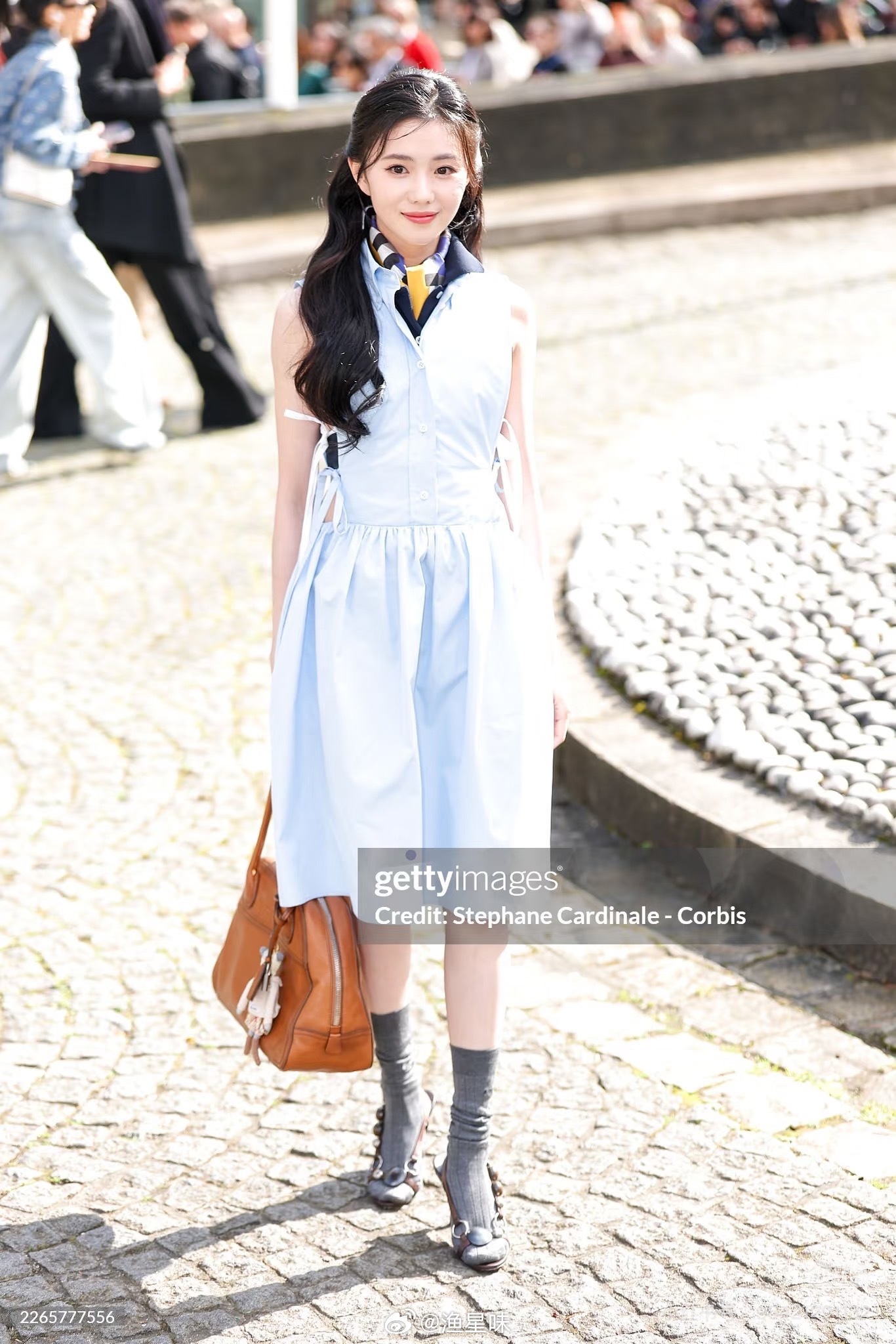 存子生图状态如何，说实在的为什么摄影师喜欢这个角度拍人啊