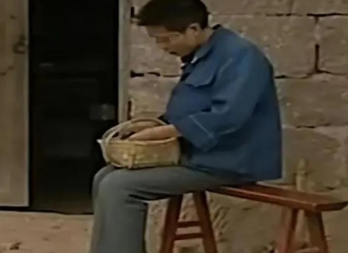 你是不是怀了？”2003年，重庆一男子因肚子太大，老是被人取笑，没想到他去医院，