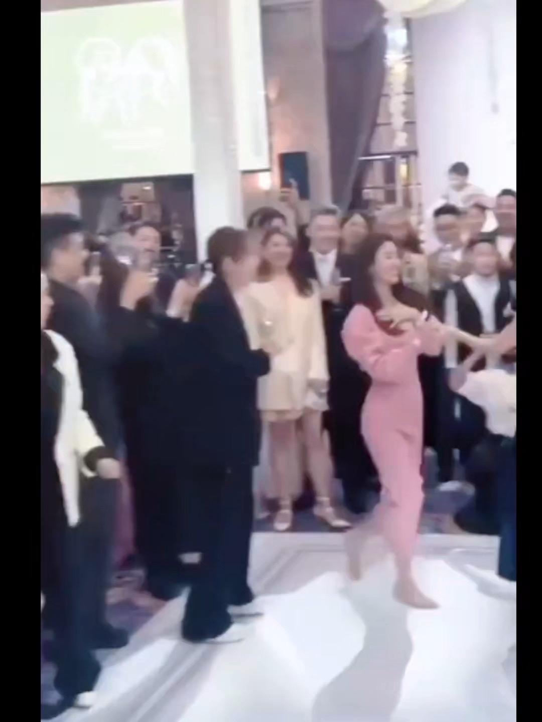 邱泽许玮甯婚礼现场，林心如一个举动直接刷屏了，音乐一起，她干脆踢掉高跟鞋