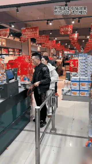 千万别跟插队的吵，美国凤凰城一个大哥就因为这事，被人一枪撂倒了。52岁的大哥