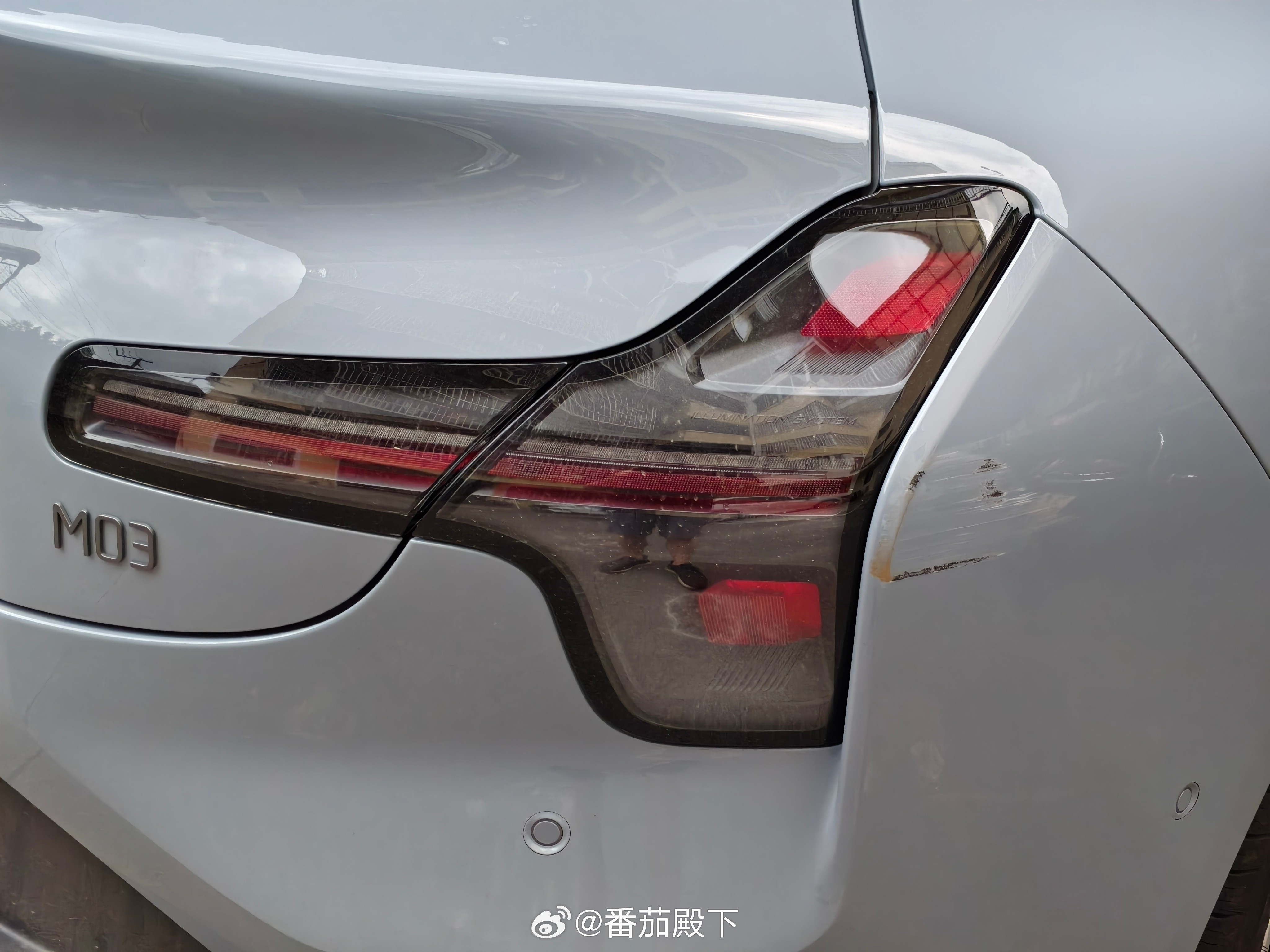 我的小鹏MonaM03Max停在路边被人剐蹭伤了。我和我爸查看哨兵模式，结果