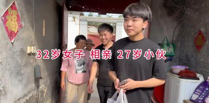 刷到一则引发争议的相亲事件。山东一位32岁的女士，外形亮眼，相亲对象是小她五岁、