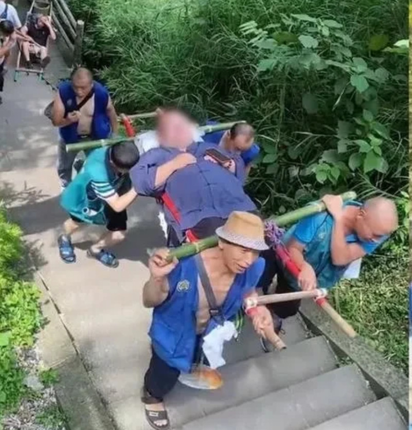 四川，一个263斤的大哥，花了两万多请9个轿夫把他抬上峨眉山，去财神殿拜财神，他