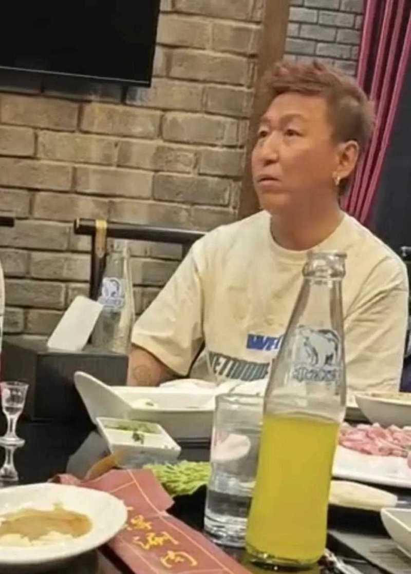 你敢认吗？50岁的陈羽凡竟变成了隔壁二大爷。尽管染着黄头发，但是浮肿的面容，