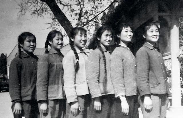 #70年代下乡知青返城：苦涩旅程与隐秘情事在70年代，下乡知青返城的路充满了