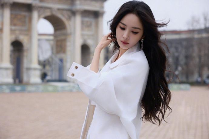 最近杨幂在参加时装周的时候搭配了一身白色的衣服，看起来有种仙气飘飘的感觉。她