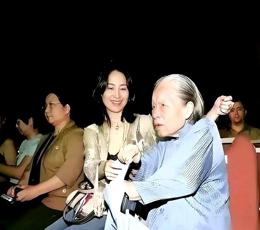 在香港半山的豪宅区，一套价值1.2亿的别墅钥匙，被何超琼轻轻放在了一个头发花白的