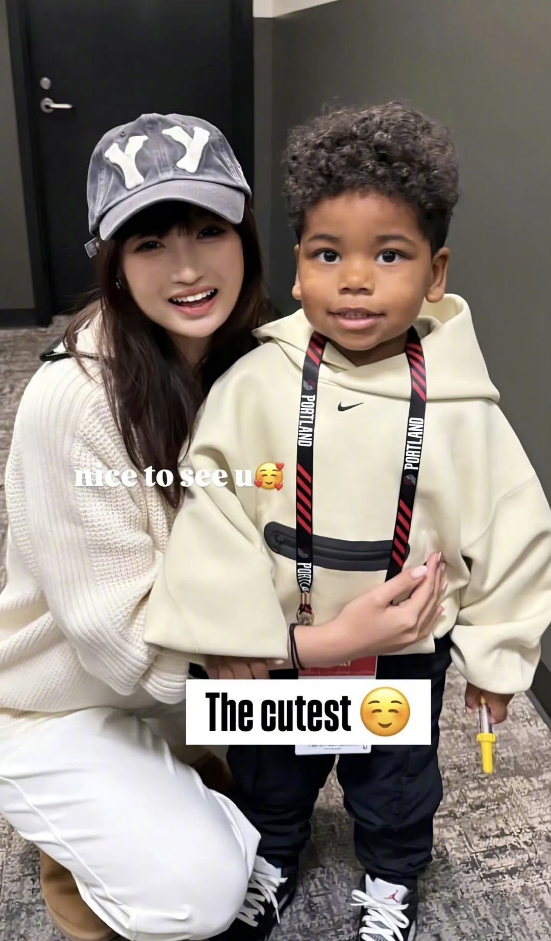 杨瀚森可以啊！场上打球稳，场下人缘更绝，跟老大利拉德一家都混熟了，女友跟人家孩子