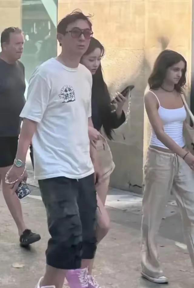 王思聪和懒懒巴黎被偶遇，他们穿情侣粉鞋超甜，他头发凌乱好邋遢