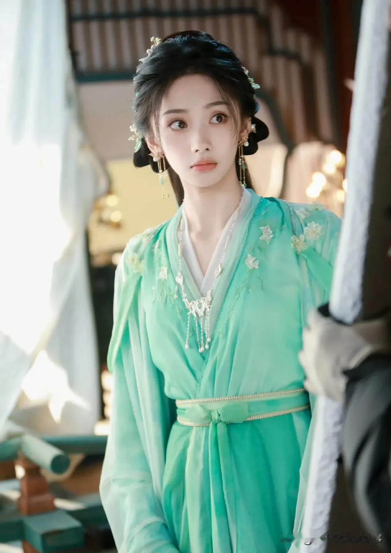 王影璐这长相真挺有意思——明明五官是立体的，按说该是浓颜挂，可不管剧照还是日常图