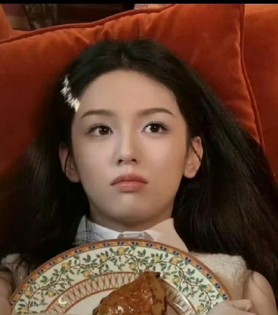 仔细看了好几遍才反应过来，洒在周也头发上的光是阳光，不是发夹！这画面美到让人恍惚