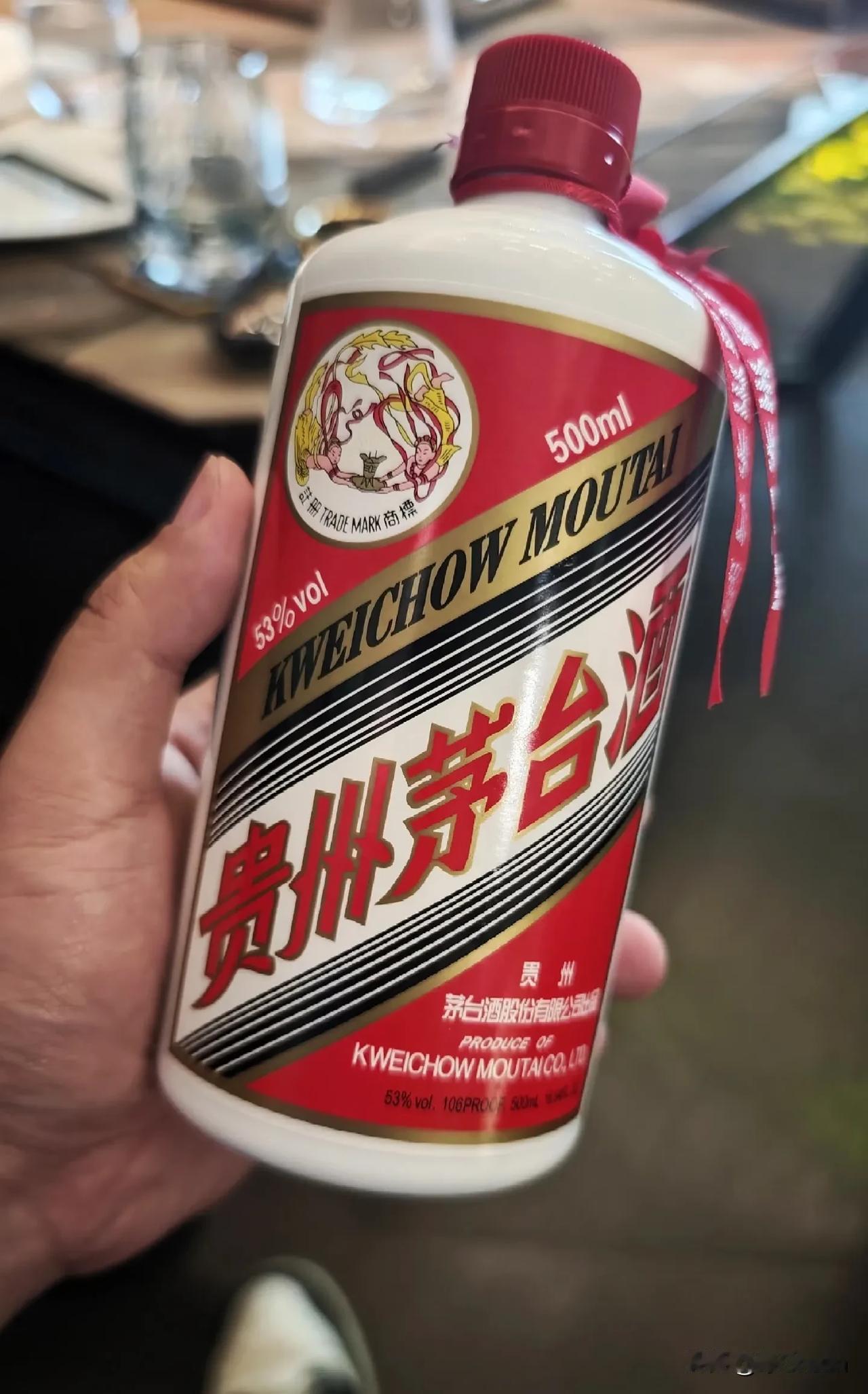 茅台没有触底，一个做生意的朋友告诉我，越是高价格的东西，越是暴利。比如，