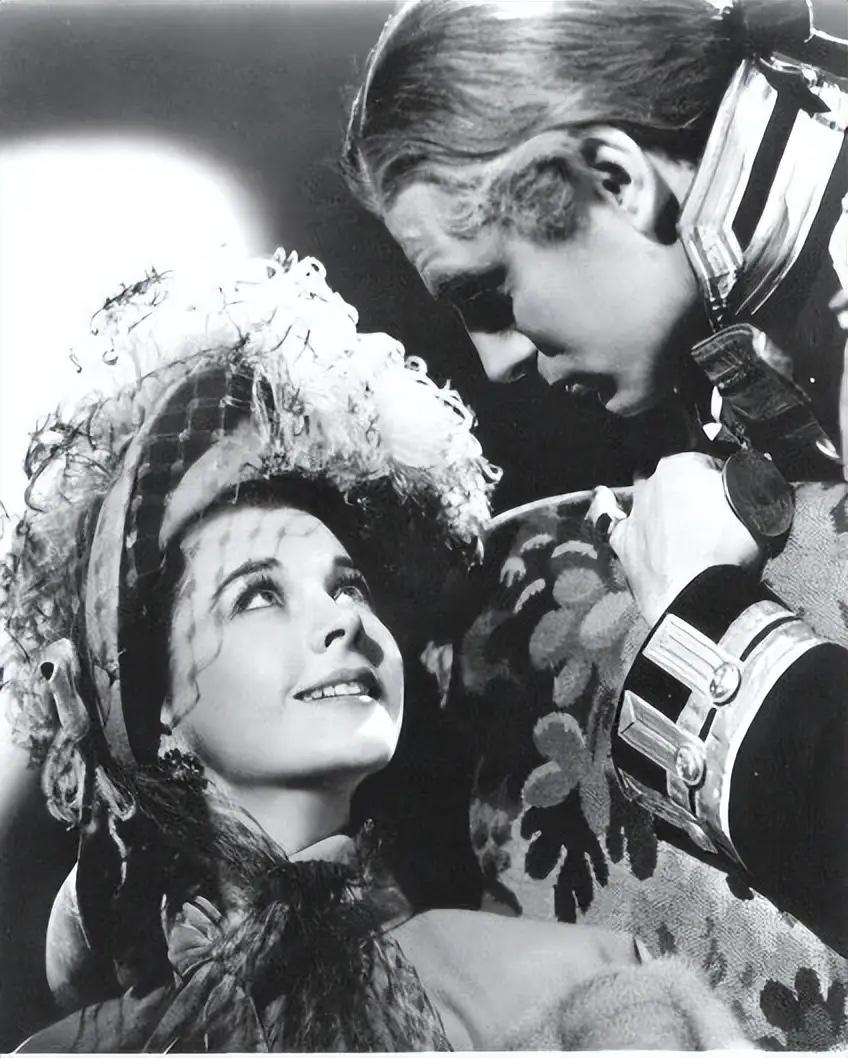 这是《乱世佳人》中费雯丽的剧照，都看看吧，费雯丽把郝思嘉一角演绎得更到位，她的眼