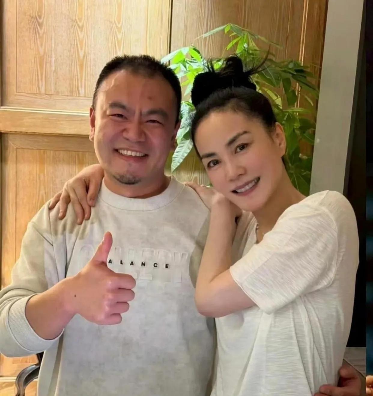 5月13日王菲突然冲上热搜，一张录音棚的随手拍合照让全网炸开了锅。画面里56岁的