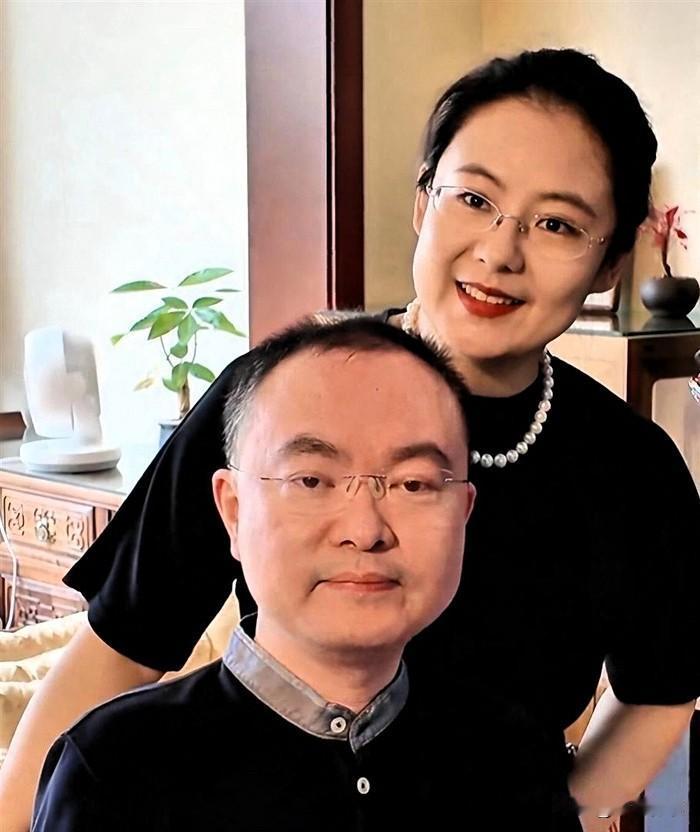 中秋夜，蔡磊只剩眼睛能动，妻子带货到凌晨三点：这才是真正的爱情这是蔡磊确诊渐