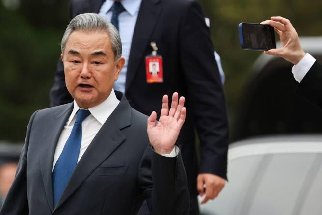 王毅这一趟，专挑“路口”下脚！很多人以为，这不过是赶场开会、顺道串门的例行出访。