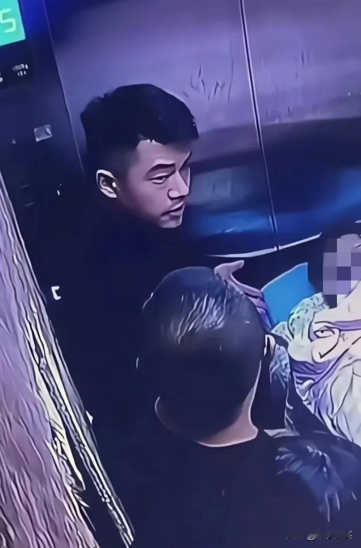 一位加拿大的网友说，监控中金某故意指了妻子一下，是背后有高人指点，以便做笔录的时