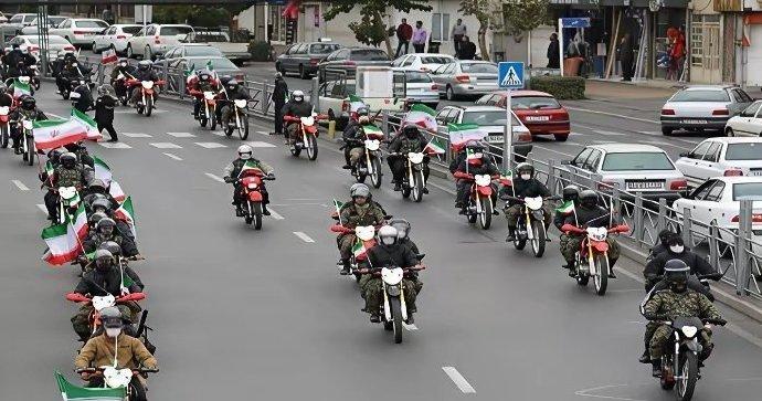 全力轰炸德黑兰警察局后，街头一幕令美以震惊：这样的伊朗还咋打？据《华尔街日报