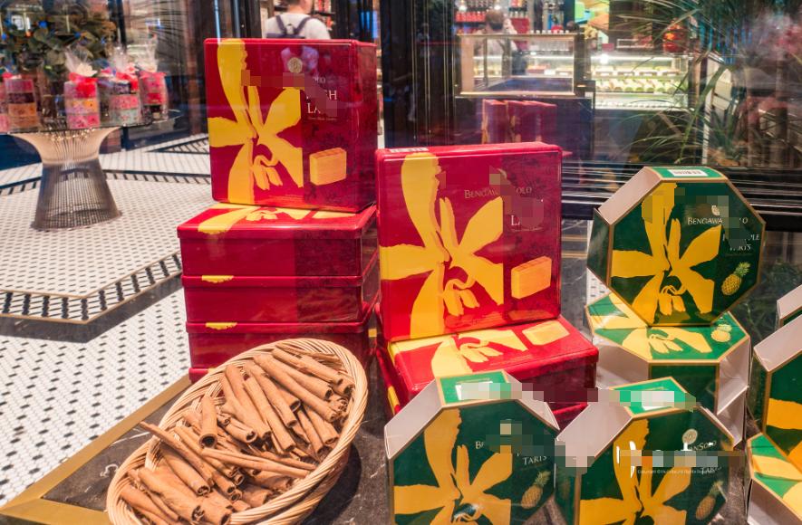 大家发现没？近期出现三个消费反常，信号有点明显了。第一个，高价月饼崩了。往年