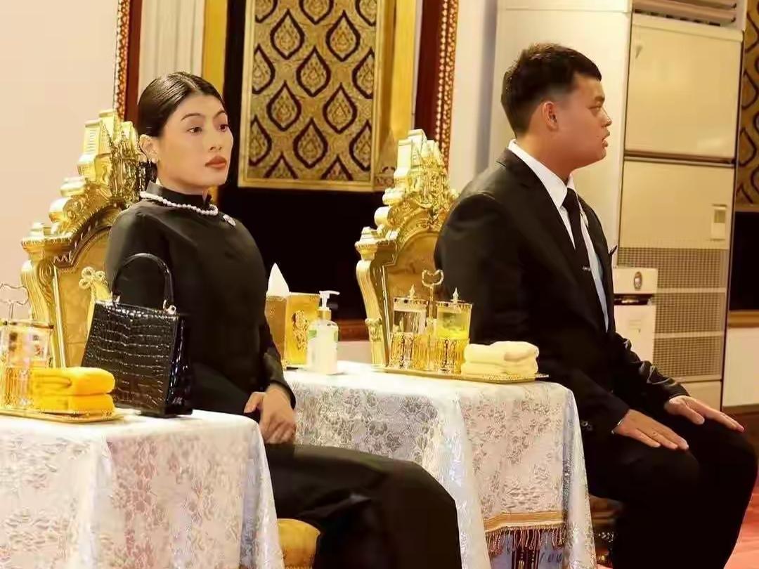 年轻的提帮功王子，怎么看，都那么迷茫和无辜呢？帕公主的葬礼上，这位王子的表现让