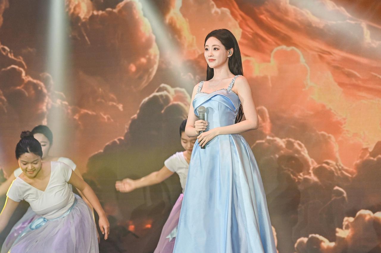 旋律激荡，青春飞扬！在演员祝绪丹的领唱下，一曲《有我》引发全场共鸣，青年学子