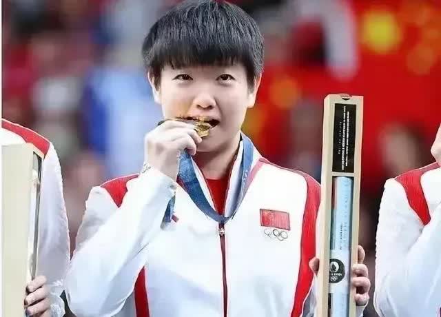 伊藤美诚是个内心很倔强的人。从她不选教练做场外为了打自己想打的球，这件事可以看出