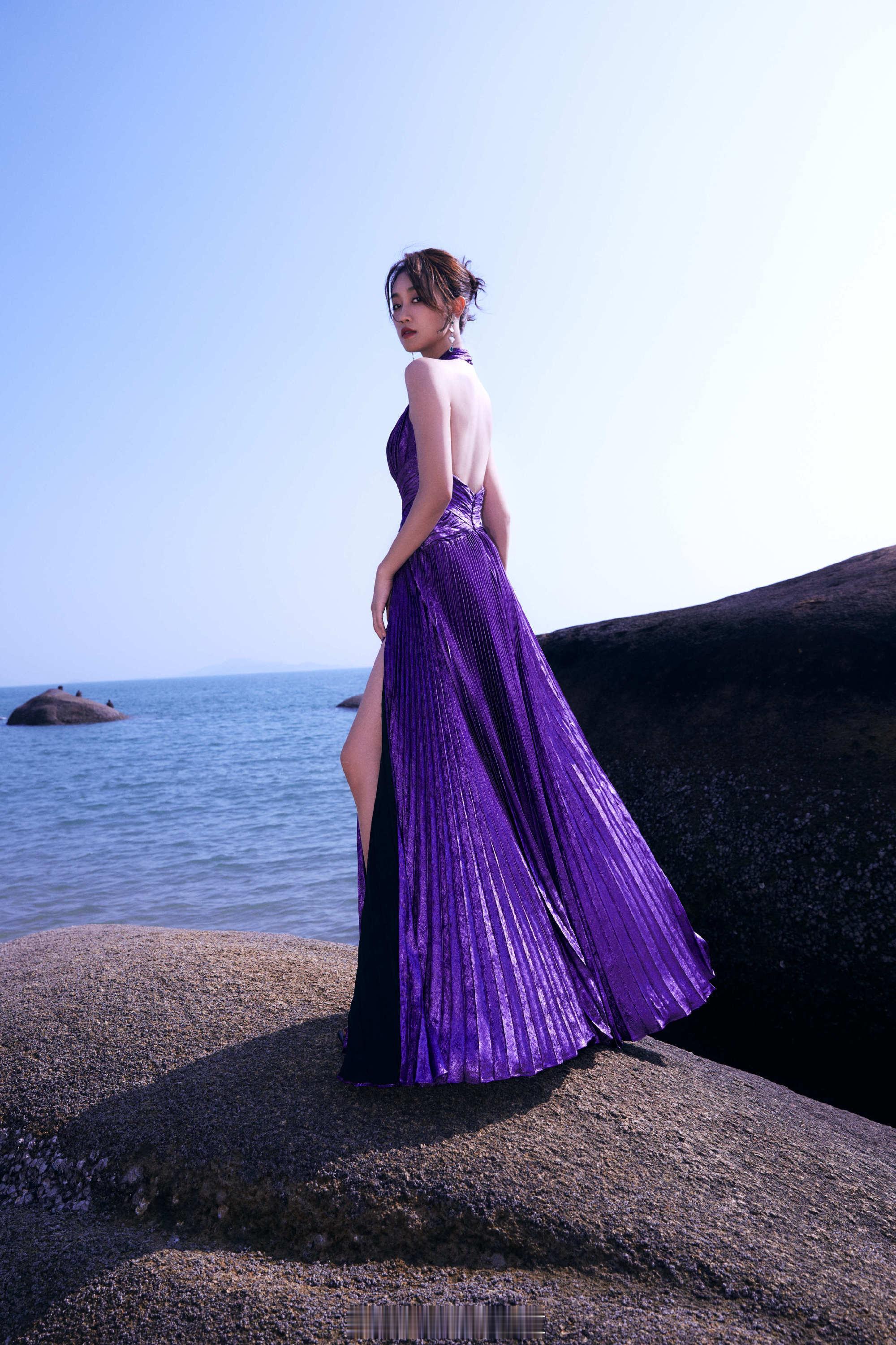 蓝盈莹海滩大片红唇美背美丽迷人