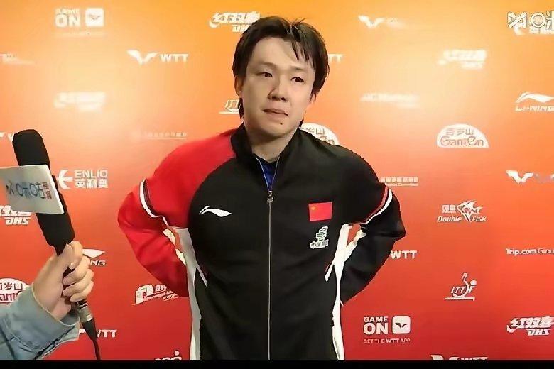 王楚钦回酒店休息，王励勤、王皓、肖战和队医不放心随着他到酒店。刚才记者采访他眼睛