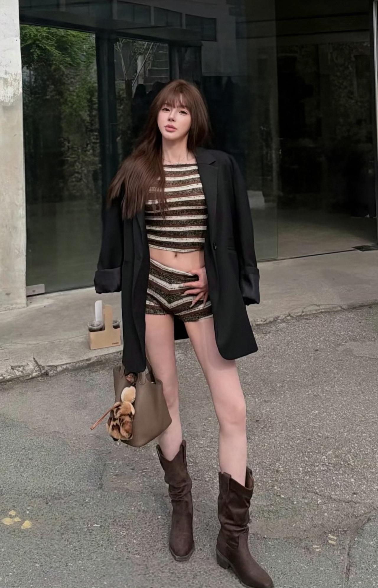 复古条纹套装搭配松弛黑西装，甜酷氛围直接拉满。随手拎上包包、揣好冰美式，利落