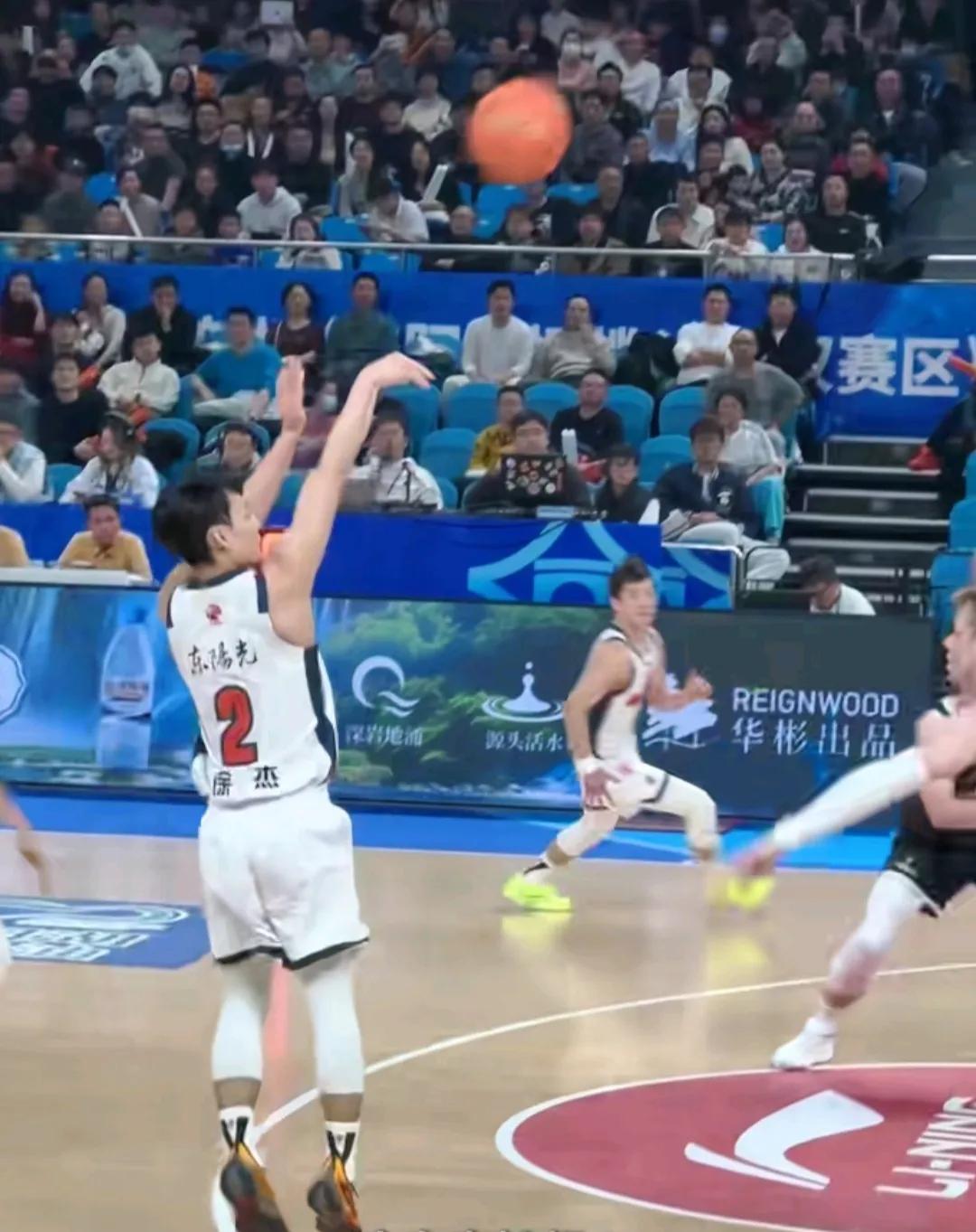 李春江和儿子晚上看一场广东队俱乐部杯比赛，见徐杰无所不能，得分信手拈来，李京龙连