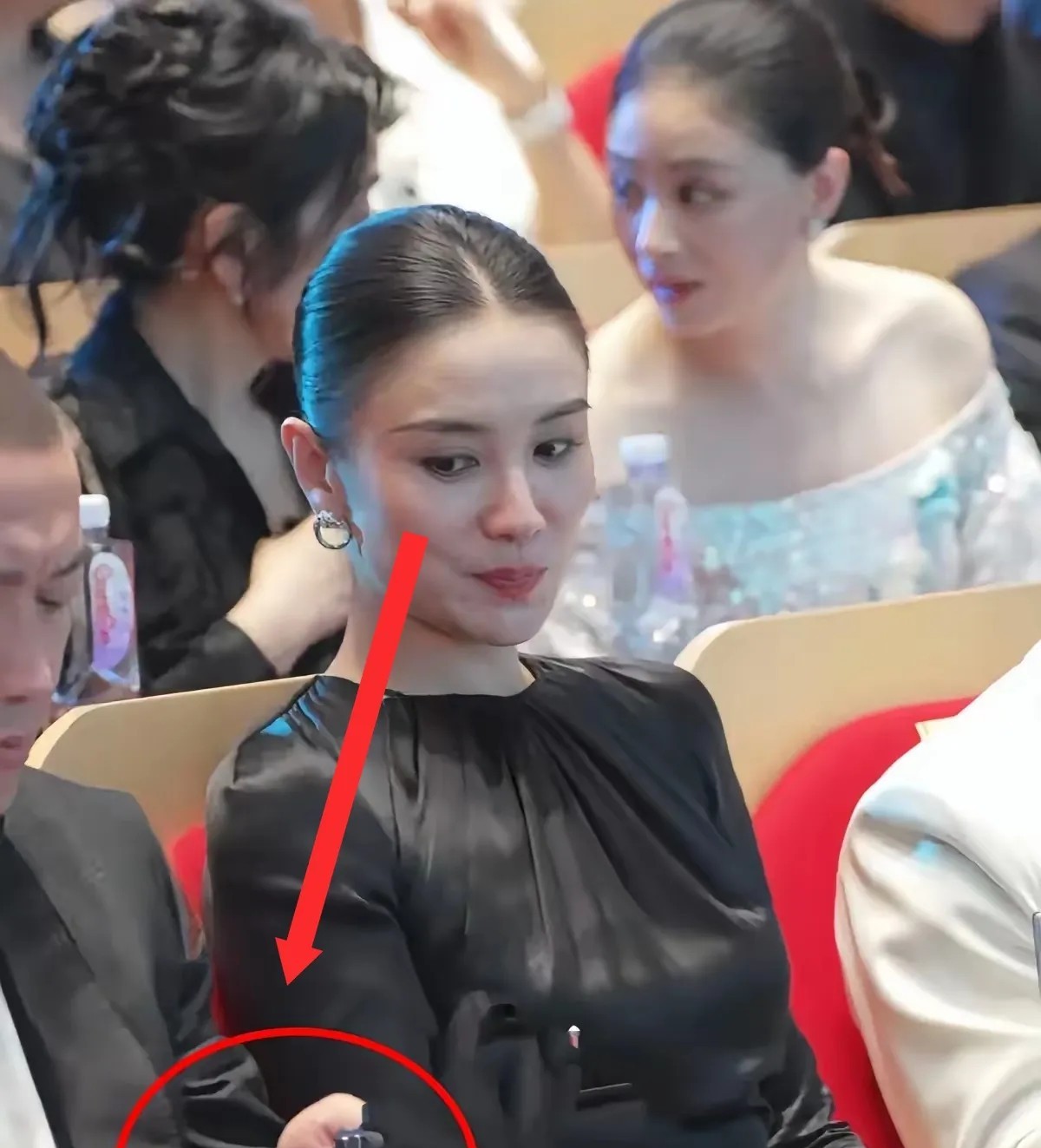 宋佳啊宋佳，真没想到你是这样的。拿了最佳女主，台下居然偷瞄别人