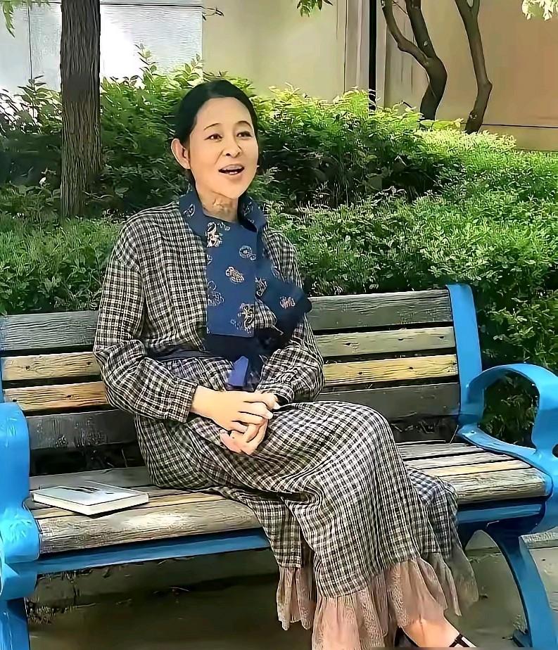67岁的倪萍依然是个大美女，减肥之后身材很苗条，脸庞也恢复了原来的俊秀。她的美不