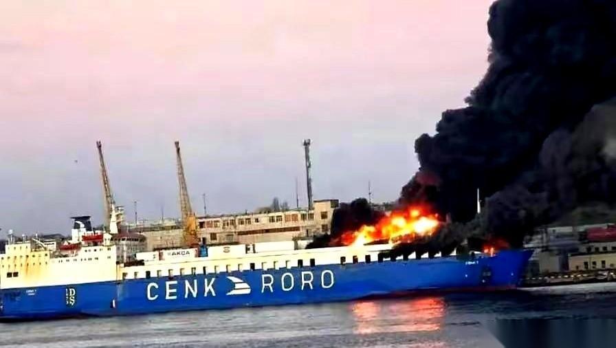 这一发导弹打得是真讲究。没打乌克兰的船，偏偏在敖德萨港里，精准命中了一艘土耳其